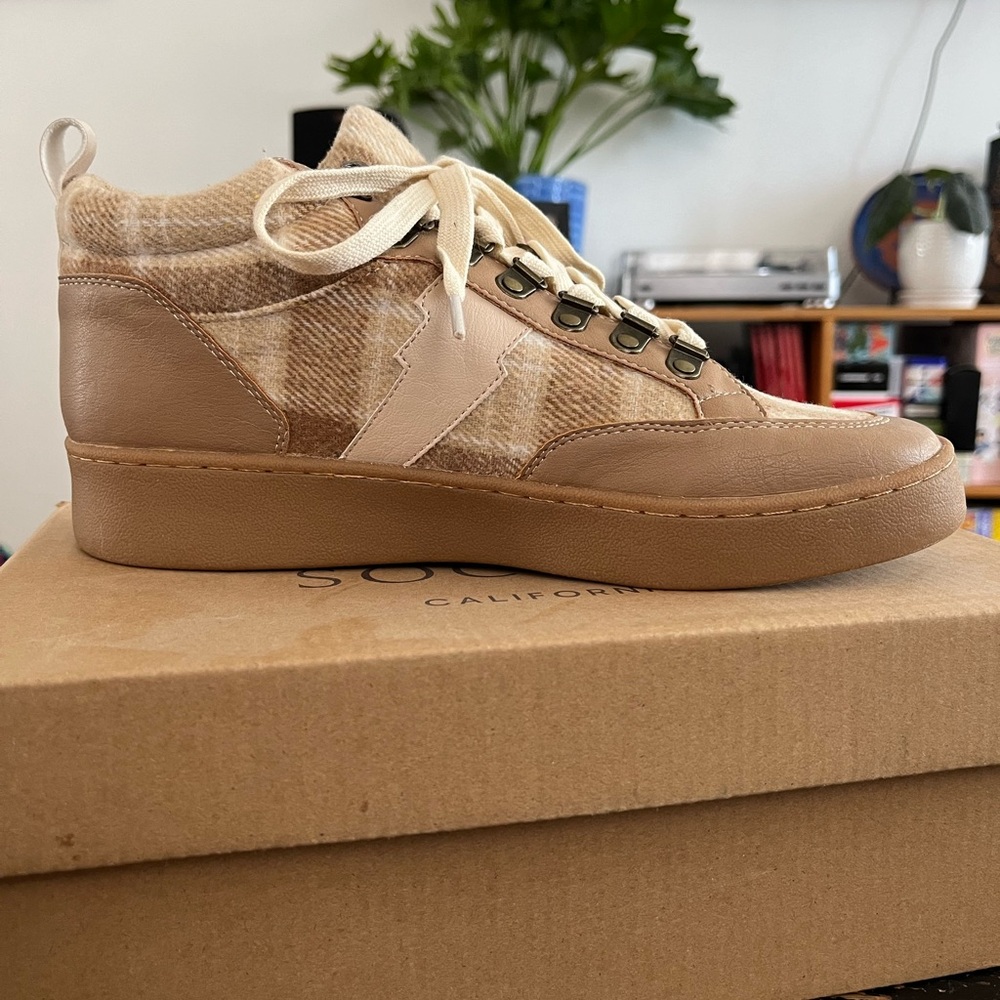 Adorable Oasis Society wedge sneakers 7.5